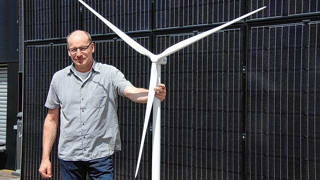 Bene Müller, Geschäftsführer bei Solarcomplex, neben einem Modell eines Windrads. Das Unternehmen ist spezialisiert auf erneuerbaren ...