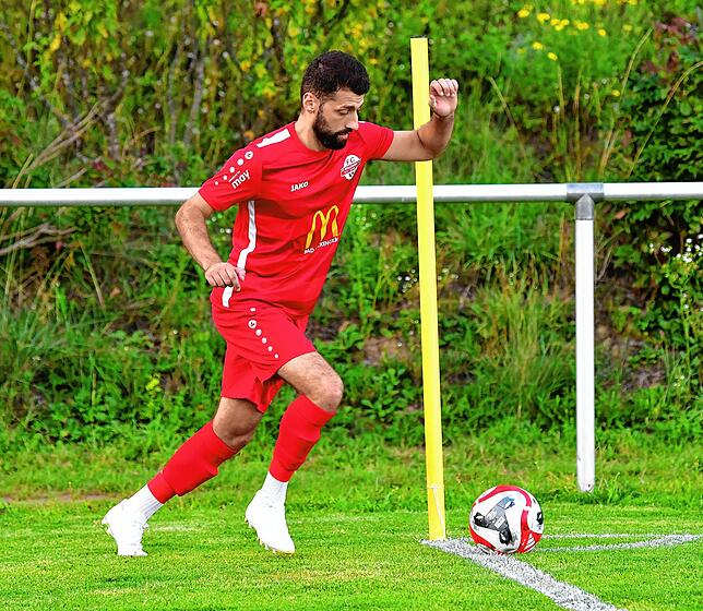 Trikot passt: Noch in der Vorrunde spielte Ersin Demircan für den FC Wallbach – hier beim Spiel in Karsau. In der Winterpause kehrte er ...