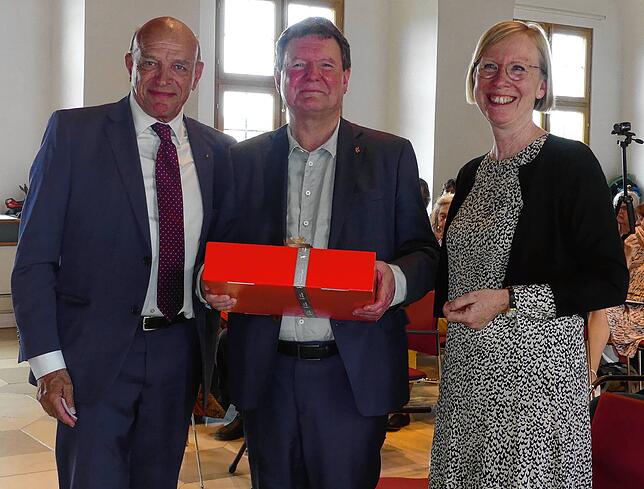 Landrätin Stefanie Bürkle und ihr Vorgänger Dirk Gaerte ehren Edwin Weber für seine bahnbrechenden Arbeiten.