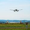 Ein Flugzeug im Landeanflug auf eine der Pisten auf dem Flughafen Zürich. Hier ist alles gut gegangen. Doch die Meldungen über Vorfälle ...