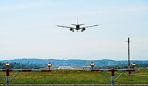 Ein Flugzeug landet auf einer der Pisten am Flughafen Zürich-Kloten.
