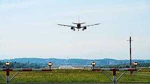 Ein Flugzeug im Landeanflug auf eine der Pisten auf dem Flughafen Zürich. Hier ist alles gut gegangen. Doch die Meldungen über Vorfälle ...