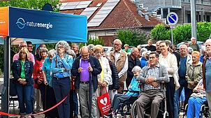 Viele Besucher bei der Eröffnungsfeier, die im Anschluss den Tag der offenen Tür zur Besichtigung des Neubaus nutzen.