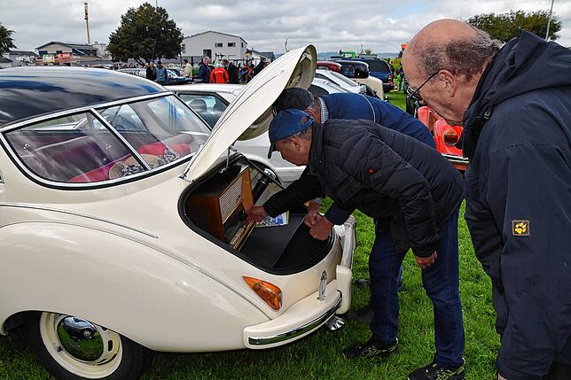 Bild 2: Oldtimer, Schlachtplatte, Musik: So war das Herbstfest in Orsingen