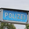 (Symbolbild) Das Schild des Polizeipräsidiums Konstanz am Benediktinerplatz: Hier hoffen die Beamten auf sachdienliche Hinweise. Sie ...