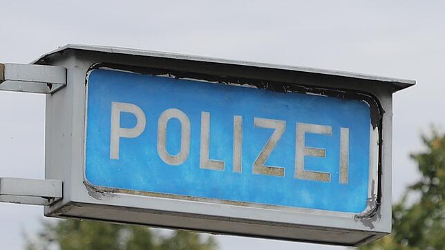 (Symbolbild) Das Schild des Polizeipräsidiums Konstanz am Benediktinerplatz: Hier hoffen die Beamten auf sachdienliche Hinweise. Sie ...