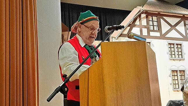 VSAN-Landschaftsvertreter Albert Ebner begrüßt die Narren im Kursaal.