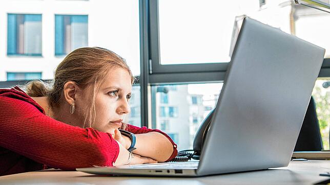 Für einen entspannten Start nach dem Urlaub sollten wichtige Meetings oder Deadlines, wenn möglich, vermieden werden.