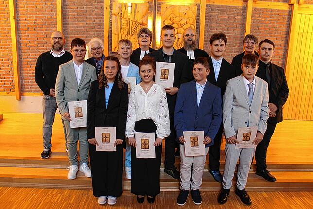 Neun Jugendliche aus Schonach und Schönwald feiern Konfirmation in der Heilig-Geist-Kirche Schönwald Ein Tag der Freude war es für die ...