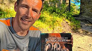 Dirk Wolf hält stolz sein Buch in den Händen. Foto: Eva Stuhler
