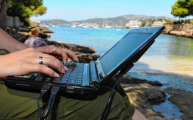 Arbeiten im Urlaub: ein Tabu? Es kommt darauf an. Wenn man spontane Inspirationen sofort verarbeiten kann, ist der Erholung im Zweifel ...