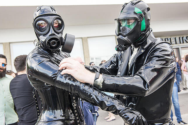 Etwa eine halbe Stunde dauert es mithilfe von Babypuder oder Silikonöl einen solchen Latexanzug anzuziehen. Mit den Handschuhen hilft ...