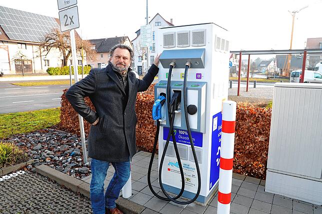 Bürgermeisterkandidat Roland Martin an der E-Tankstelle vor dem Rathaus in Oberuhldingen.