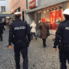 In der Bregenzer Innenstadt wird von Polizisten die Einhaltung der 2G-Regel überprüft.