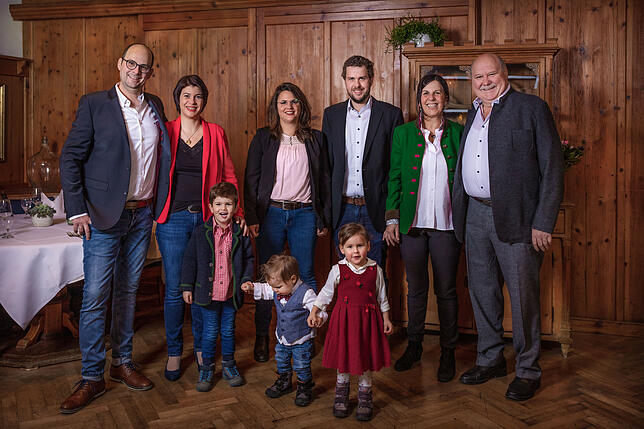 Die Familie Amann (von links): Sebastian und Nina Amann mit ihrem Sohn Emil, Maria und Martin Amann mit ihren Kindern Karl Friedrich und ...