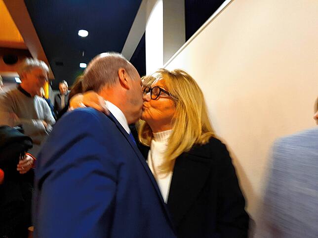 Nach Auszählung der Stimmen: Sabine Becker und ihr Mann, OB-Kandidat Martin Hahn.
