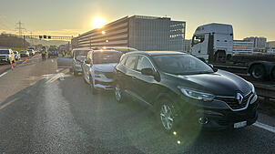 Vier Autos waren auf der A3 bei Rheinfelden/Schweiz in einen Auffahrunfall verwickelt. Vier Menschen sind leicht bis mittelschwer verletzt.