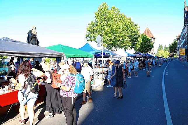 Bild 16: Mega Flohmarkt in Konstanz und Kreuzlingen: die ersten Besucher schlendern über die Verkaufsflächen