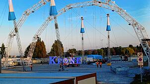 Der Aufbau beginnt am Montag, 25. August: Der Circus Krone bereitet sich auf sein Gastspiel in Konstanz auf Klein Venedig vor.