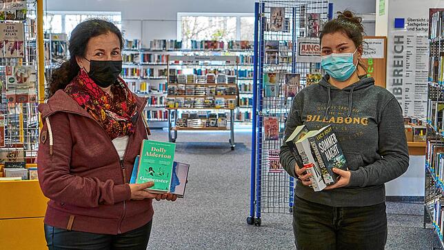 Vorbereitet: Die stellvertretende Mediatheksleiterin Marion Lüber-Schmidt (links) und die Auszubildende Luisa Giordano freuen sich, ...