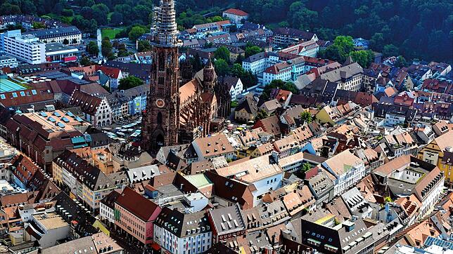 Nicht nur die Freiburger Altstadt ist dicht besiedelt. Es fehlt der Stadt an Wohnraum, Entlastung soll ein neuer Stadtteil schaffen.