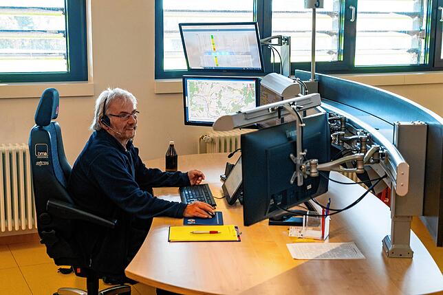 Leitstellendisponent Klaus Kohler an seinem Arbeitsplatz in der Integrierten Rettungsleitstelle.