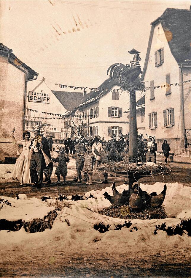 Seit 1962 ist der Hennenbrunnen zentraler Ort für Umzüge.