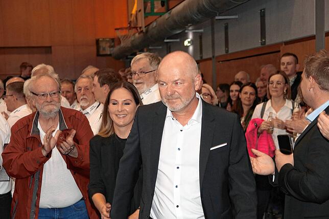 Der Wahlkampf hatte beim Wahlsieger Rainer Stoll Spuren hinterlassen, seine Partnerin Carmen Dieterle begleitete ihn auf die Bühne.