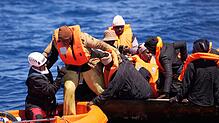 Mit kleinen Booten flüchten immer wieder Menschen übers Meer in die EU. Besonders in Lampedusa kommen viele Geflüchtete an und hoffen ...