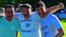Freude auf die neue Liga: Mit ihrem &bdquo;Edelfan&ldquo; Kujo Kapidzija freuen sich die Trainer des Aufsteigers SV Blau-Weiß Murg, ...