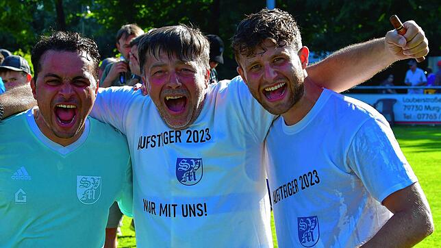 Freude auf die neue Liga: Mit ihrem &bdquo;Edelfan&ldquo; Kujo Kapidzija freuen sich die Trainer des Aufsteigers SV Blau-Weiß Murg, ...