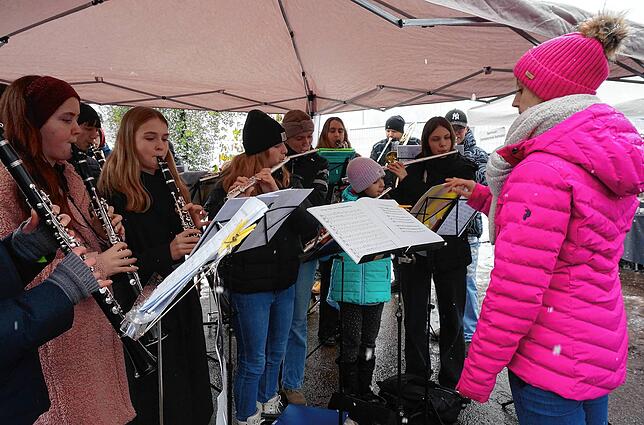 Junge Mitglieder der Stadtmusik Waldshut bei ihrem Auftritt beim Nikolausmarkt in der Schmittenau.