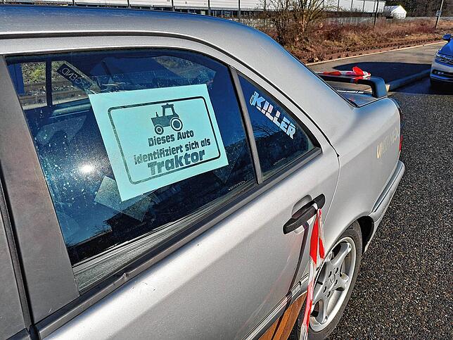 Am Samstag gab es nach einem Verbot keine Lkw-Demo in der Singener Südstadt. Nur ein paar einzelne Autos mit Protestbezug, wie hier im ...