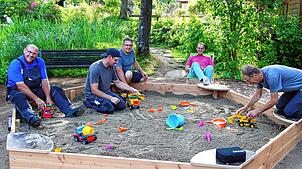 Jaja, das Kind im Manne: Zur Inbetriebnahme des neuen Pop-up-Spielplatzes in Unterkirnach dürfen auch die Männer vom Werkhof mal ...