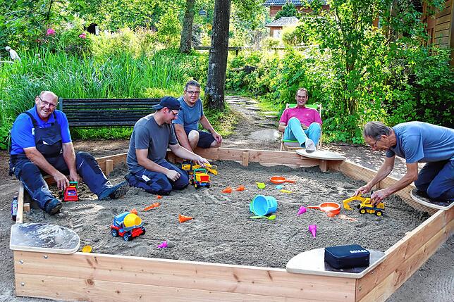 Jaja, das Kind im Manne: Zur Inbetriebnahme des neuen Pop-up-Spielplatzes in Unterkirnach dürfen auch die Männer vom Werkhof mal ...