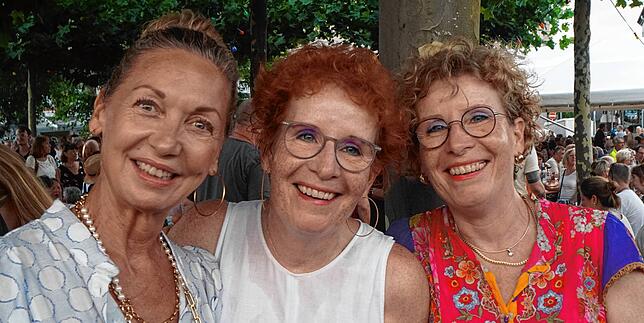 Annette Fecker, Sabine Blersch und Belinda Seeberger genießen das Staader Hafenfest.