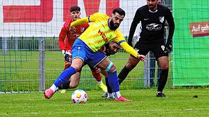 Qendrim Krasniqi (vorn) traf zum 1:1 für die SpVgg F.A.L., die gegen den FC Gutmadingen (Tobias Steri, von links, Dominik Maus und ...