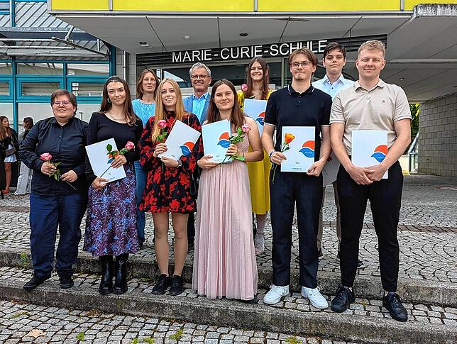 Die Absolventen des zweijährigen Berufskollegs für biologisch-technische Assistenten an der Marie-Curie-Schule mit dem Profil ...