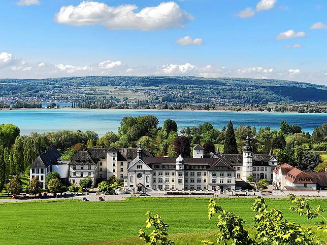 Blick auf das Kloster Hegne.