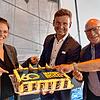 Patricia Reuthe vom Ultramarin in Kressbronn, Dirk Kreidenweiß, Projektleiter der Interboot und Klaus Boesch, Bootsbauer, präsentieren ...