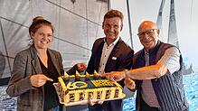 Patricia Reuthe vom Ultramarin in Kressbronn, Dirk Kreidenweiß, Projektleiter der Interboot und Klaus Boesch, Bootsbauer, präsentieren ...