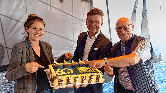 Patricia Reuthe vom Ultramarin in Kressbronn, Dirk Kreidenweiß, Projektleiter der Interboot und Klaus Boesch, Bootsbauer, präsentieren ...