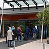 Menschen stehen vor der Therme Schlange. Doch das Bild täuscht: Im Jahr 2020 kamen coronabedingt 66&nbsp;Prozent weniger Besucher in die ...