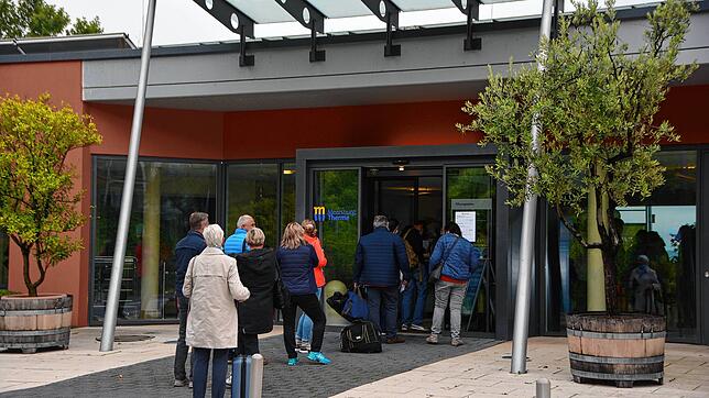 Menschen stehen vor der Therme Schlange. Doch das Bild täuscht: Im Jahr 2020 kamen coronabedingt 66&nbsp;Prozent weniger Besucher in die ...