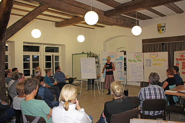 Im Rahmen des Bürgerworkshops nahmen zahlreiche Stahringer Bürger und Bauinteressenten die Gelegenheit war, das Baugebiet Freiwiesle ...