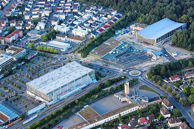 Die beiden früheren Messehallen sind aus der Vogelperspektive heute noch herausragende Bauten in Friedrichshafen. Die Halle 10 (links) ...
