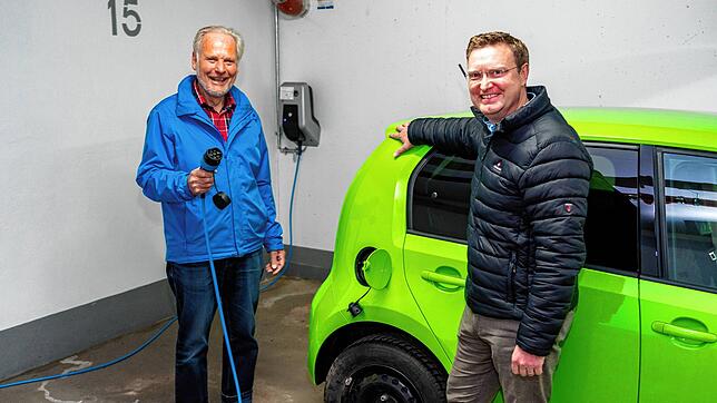 Ulrich Zwick (links) zeigt Sebastian Merkle von der Baugenossenschaft Familienheim, wie er in der Tiefgarage seiner Mietwohnung eine ...