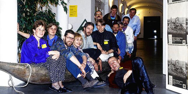 Bild der aufgestockten Museumsmannschaft im Jahr 1993. Barbara Theune-Großkopf (links) und Ralph Röber (Dritter von links) sitzen ...