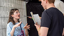 Das Festival aus anderem Blickwinkel: Luca Viglahn aus der Pop-Up-Redaktion des SÜDKURIER zum Campus-Festival 2023 interviewt gerade die ...