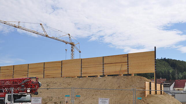 Für den Erdwall mit Bretterwand vor dem Neubaugebiet „Neue Mitte Blumberg – Lauffenmühle“ liegt vom Landratsamt eine Baugenehmigung über ...